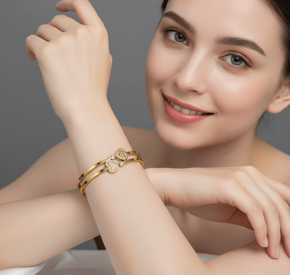 سوار نسائي ذهبي بتصميم قلبين وكريستالات لامعة