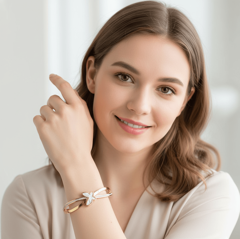 سوار فراشة أبيض مطلي بالذهبي مع كريستالات بتصميم إنفينيتي