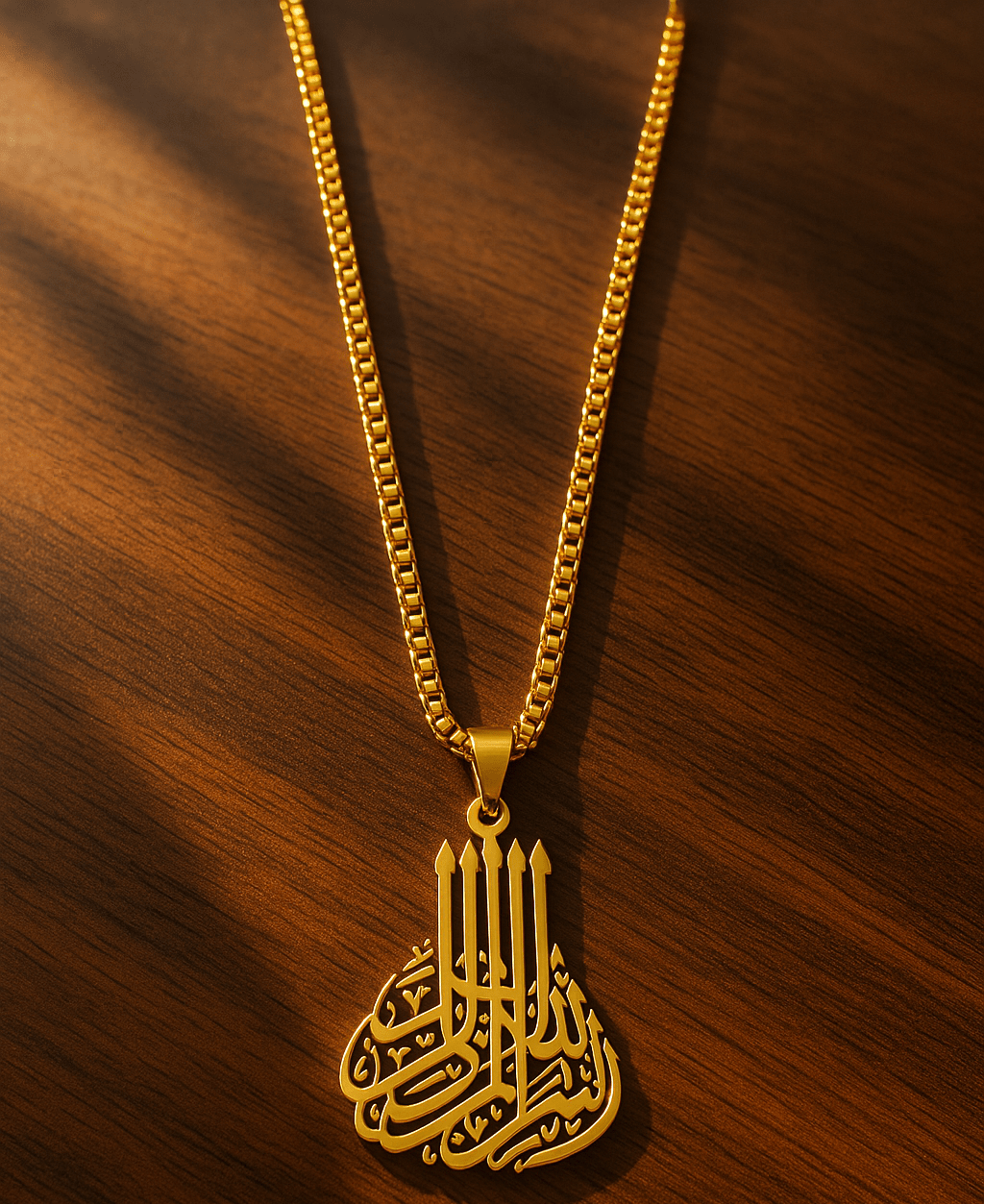 قلادة زخرفة الخط العربي بلون ذهبي