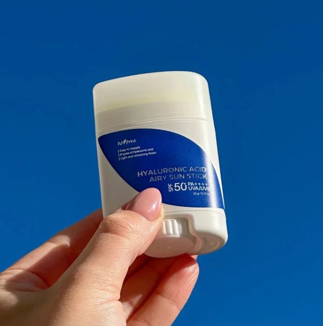 واقي شمس ستيك هيالورونيك أسيد SPF50 خفيف وسهل الحمل