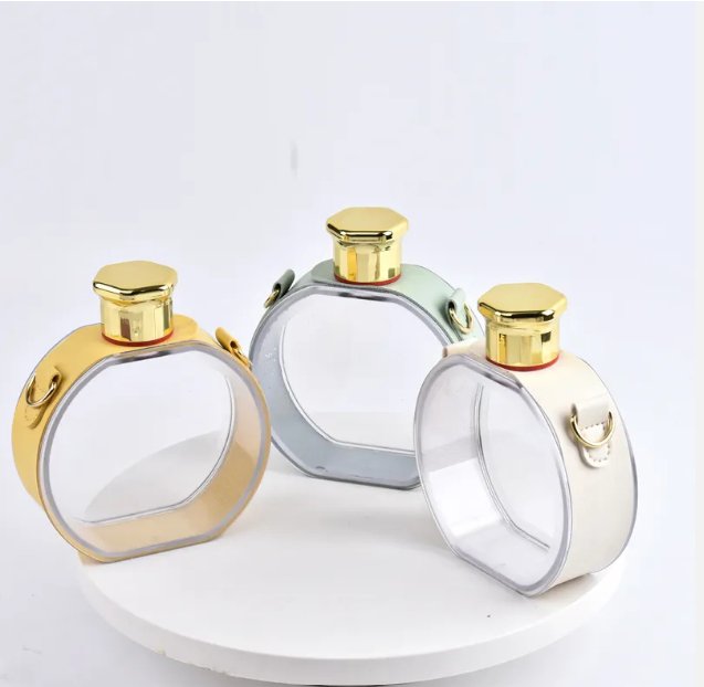 زجاجة مياه بتصميم زجاجة عطر أنيقة