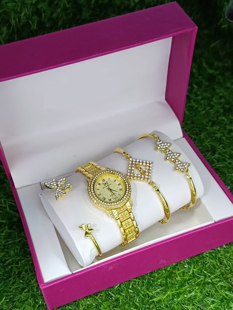 ساعة نسائية أنيقة مع سوار متناسق